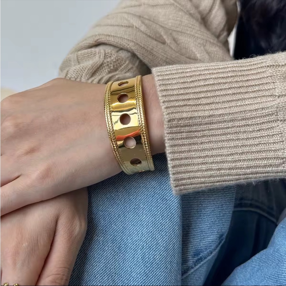 🛒 LAST CALL‼️ NWOT Cutout Bangle Bracelet
